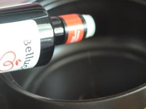 砂锅里倒入橄榄油。