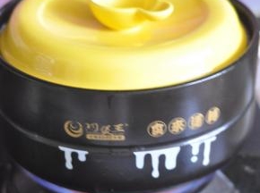 看着锅热了，把砂锅盖子盖上，焖3分钟。