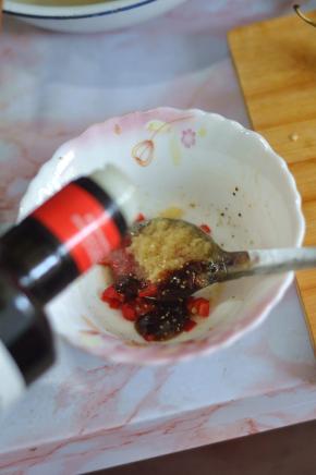 碗里放入用油炸过的蒜蓉、蚝油、鸡精、盐、红椒粒，倒入橄榄油搅匀。