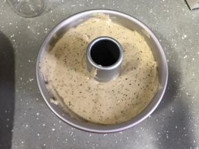 蛋糕糊从高处倒入模具，轻摔模具震出大气泡