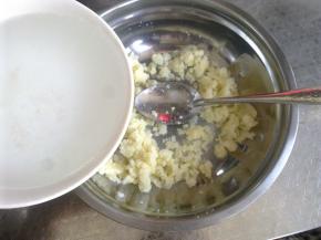 分次加入水，调成略稀的状态。