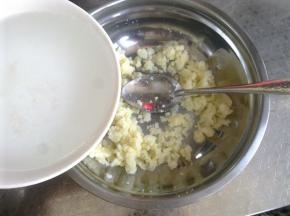 分次加入水，调成略稀的状态。