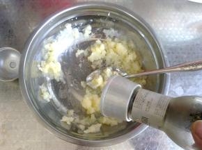 加入黑胡椒颗粒拌匀。