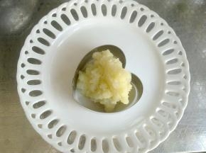 最后放入模具中，弄出造型。