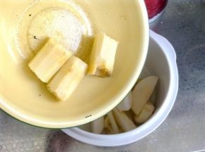 把甘蔗切段，马蹄去皮，梨切块，放入电炖锅内胆中。