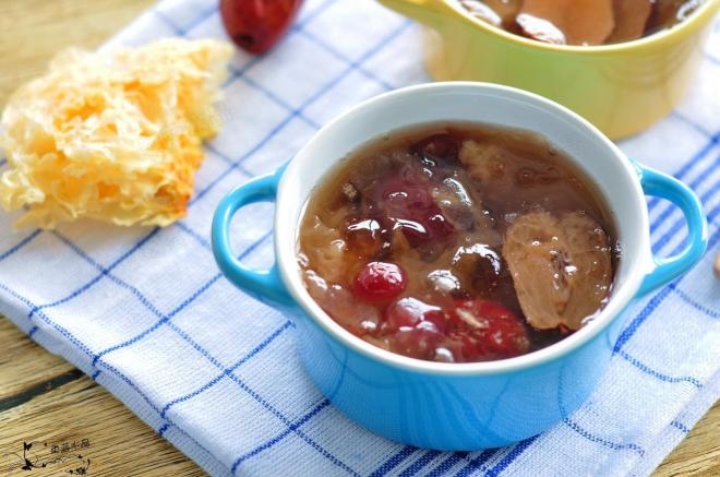 红枣银耳桃胶羹