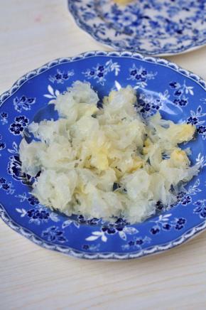 银耳提前泡发、摘成小朵，可以提前一晚上浸泡。