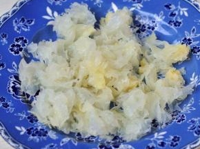 银耳提前泡发、摘成小朵，可以提前一晚上浸泡。