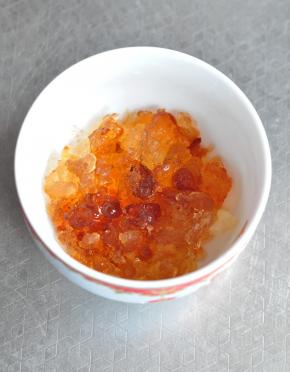 桃胶也需要提前一晚浸泡，用流动的水洗掉杂质。