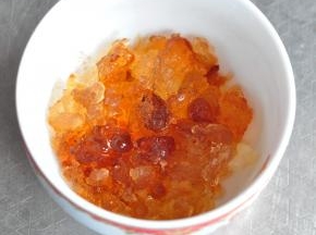 桃胶也需要提前一晚浸泡，用流动的水洗掉杂质。