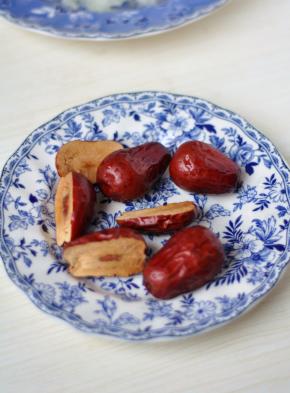 红枣洗净，一半剖开，一半完整。