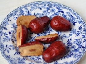 红枣洗净，一半剖开，一半完整。