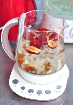 把银耳、桃胶、红枣放入养生壶中，加1000ML水，按下“养生汤”程序。
 煲了一个小时后，觉得粘稠度没有达到理想状态，于是再使用一个“养生汤”程序。