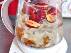 把银耳、桃胶、红枣放入养生壶中，加1000ML水，按下“养生汤”程序。
 煲了一个小时后，觉得粘稠度没有达到理想状态，于是再使用一个“养生汤”程序。