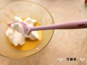 取三分之一蛋白糊与蛋黄糊翻拌均匀，再与剩下的三分之二蛋白糊翻拌均匀。