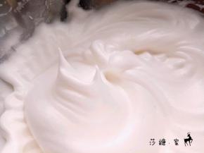 蛋清分三次加糖打到尖角，同时烤箱150度预热。