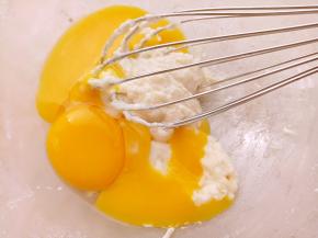 加入蛋黄“Z”字形搅拌均匀。