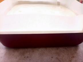 把做好的糊倒入中国红8寸活底模具里，震几下。