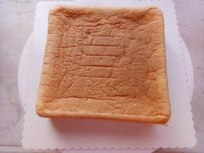 放入已经预热好的烤箱里150度烤50分钟。取出倒扣在晾网上放凉脱模备用。