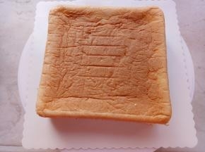 放入已经预热好的烤箱里150度烤50分钟。取出倒扣在晾网上放凉脱模备用。