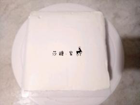 淡奶油加糖粉打发好后抹面，爱吃奶油的把蛋糕切成两片中间再夹点奶油。怕腻的就不用了。抹好面感觉不光滑，用透明的那种软刮板刮一下就好了，特别好用。我自已总结的，嘻嘻。