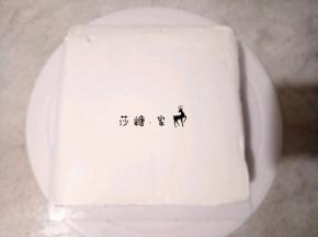 淡奶油加糖粉打发好后抹面，爱吃奶油的把蛋糕切成两片中间再夹点奶油。怕腻的就不用了。抹好面感觉不光滑，用透明的那种软刮板刮一下就好了，特别好用。我自已总结的，嘻嘻。