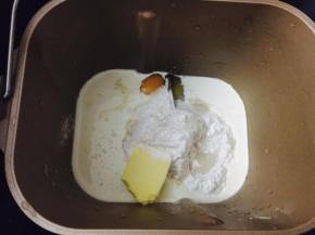 把所有食材都放进面包桶！