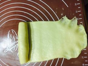 擀成舌状卷起！