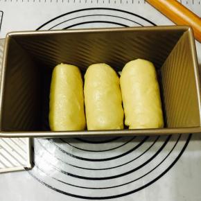 放进土司盒，烤箱发酵30度40分钟。