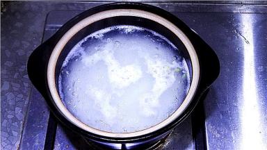 9.搅拌防止粘底，至水开