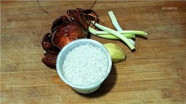 1.将所需食材准备好，我用的是蒸熟的大闸蟹