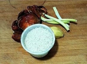 1.将所需食材准备好，我用的是蒸熟的大闸蟹