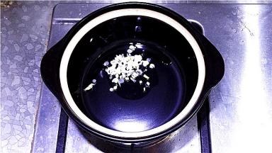 6.砂锅放少许油，将葱花放入煸香