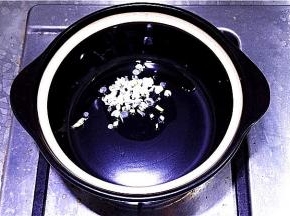 6.砂锅放少许油，将葱花放入煸香