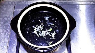 7.加入清水烧开。