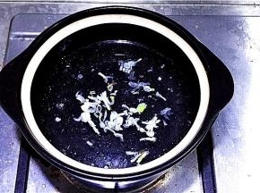 7.加入清水烧开。