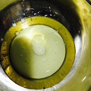 食用油加牛奶，搅打均匀！