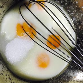 加入白糖与四个蛋黄继续搅拌均匀