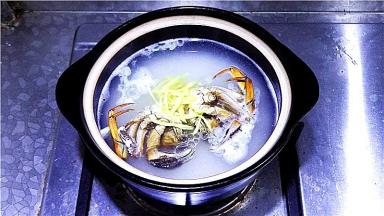 11.将姜丝放入，小火慢慢煲制