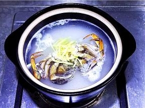 11.将姜丝放入，小火慢慢煲制