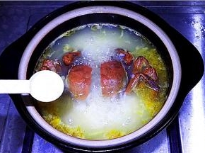 12.加入盐和胡椒粉