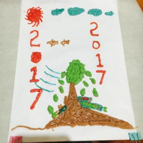 黄油温室软化稍稍打均匀+玉米油搅匀+糖粉+蛋清「分两次加入」搅匀，+低粉过筛，这样就做好彩绘用的蛋糊了，「色素颜色自选加入，」油纸铺在画好的底稿上，描画出想要的图案，填上各种颜色糊。（这是我们家幼儿园小朋友画的画）