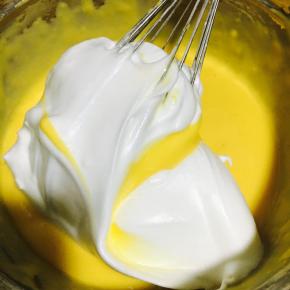 取三分之一拌入蛋黄糊，用手抽翻拌就可以。