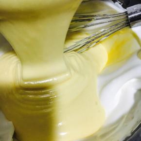 翻拌好的蛋糊，再导入剩下的2/3蛋清里继续翻拌！