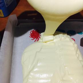 把蛋黄糊倒倒入学厨11寸方形不沾烤盘中，覆盖图案！