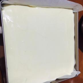 用刮刀刮平表面！