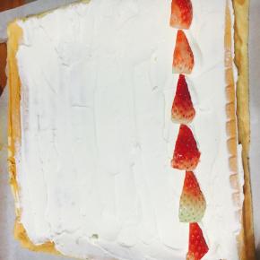 待冷确奶油打发，铺上水果，抹端涂抹的奶油少一些，这样卷的时候就不容易挤出来！