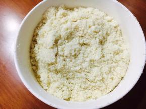 杏仁粉和糖粉过筛2-3次