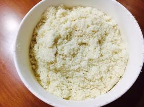 杏仁粉和糖粉过筛2-3次