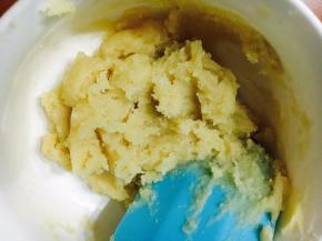 搅拌均匀，无干粉状态。